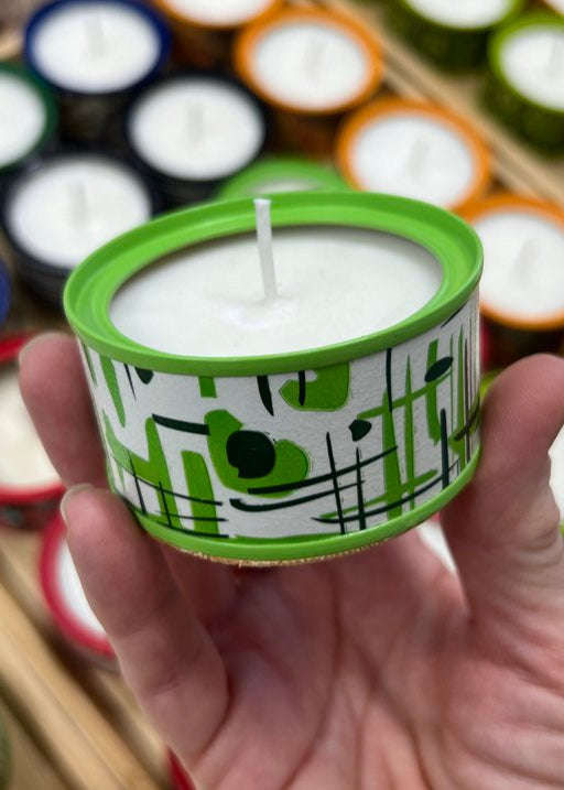 VELA AROMATICA EN LATA RECICLADA -  Abstract Collection /  01 - Pistacho Green